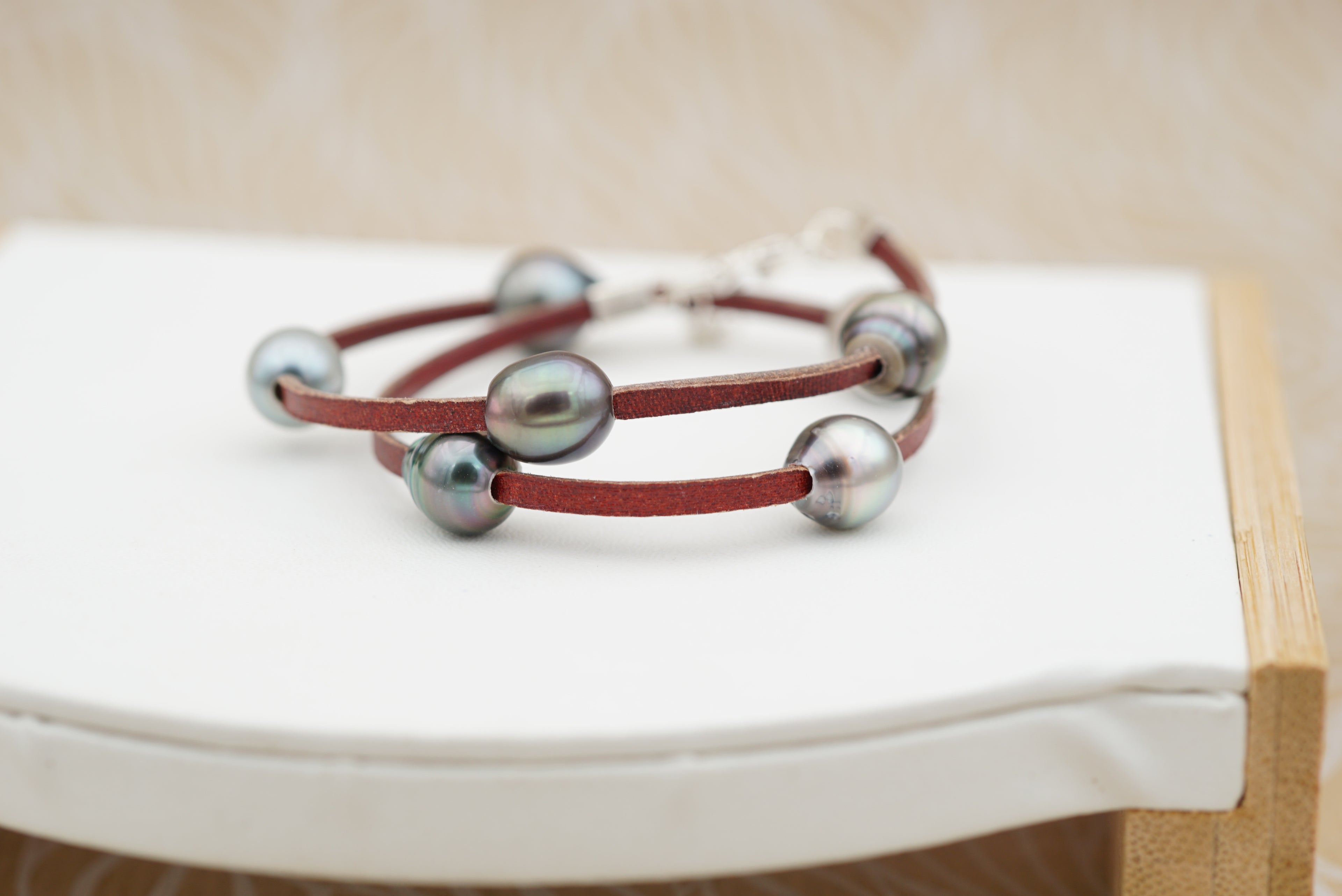 Honolua 7 perles de Tahiti montées sur cuir