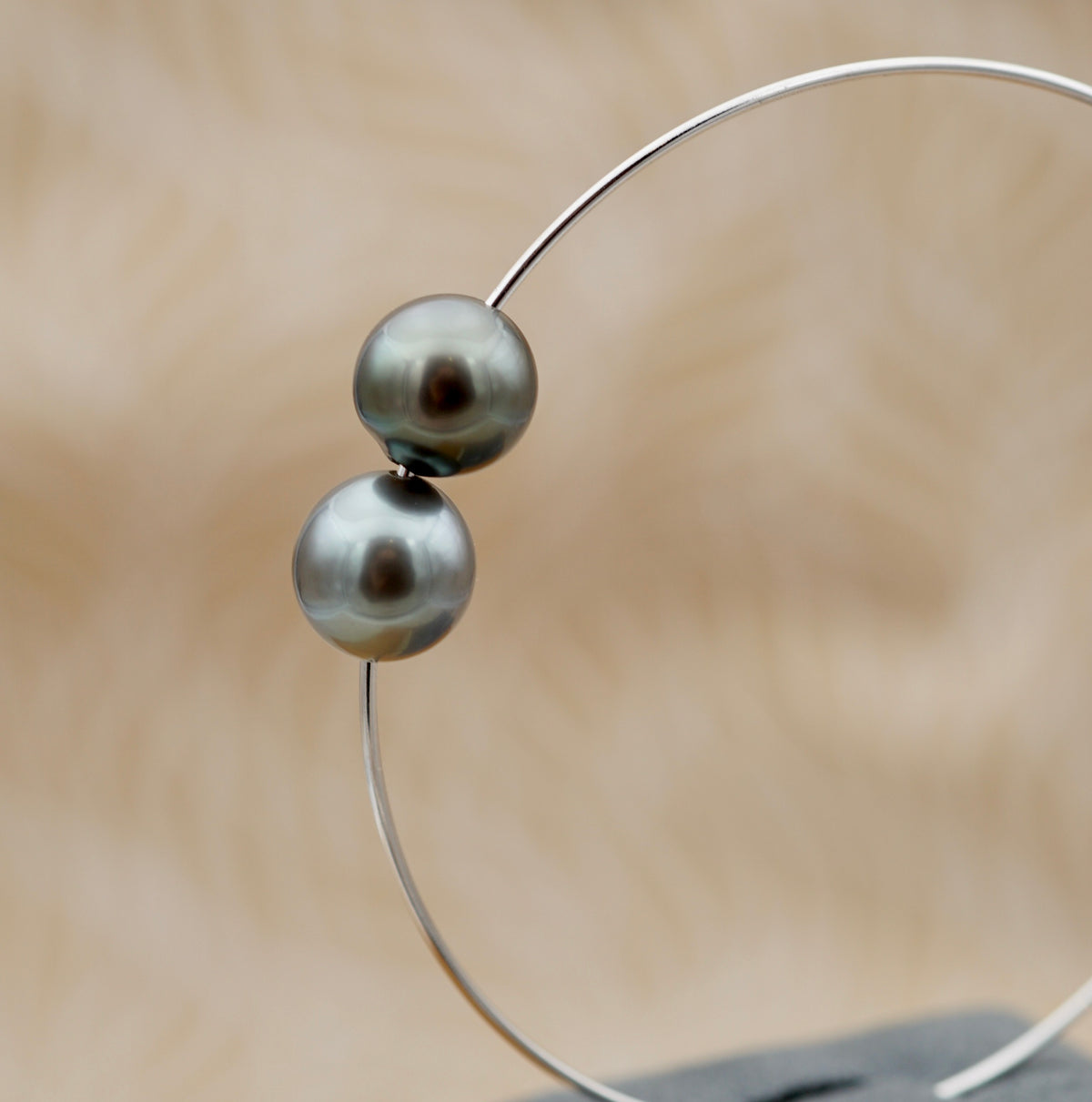 Splendide bracelet composé de deux véritables perles de Tahiti de 9.3mm